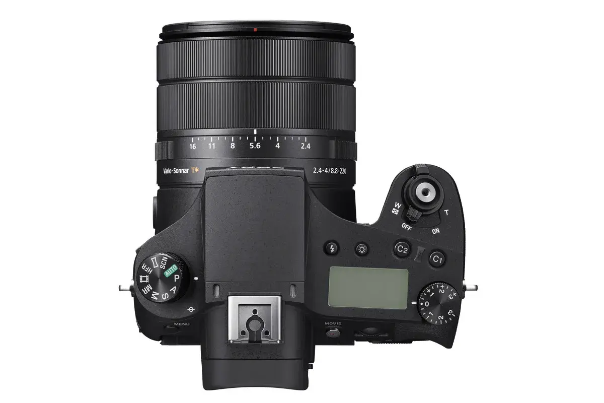 Góra aparatu Sony RX10 IV w teście. Widoczny obiektyw Vario-Sonnar T* 2.4-4/8.8-220, pokrętła trybów i zoomu.