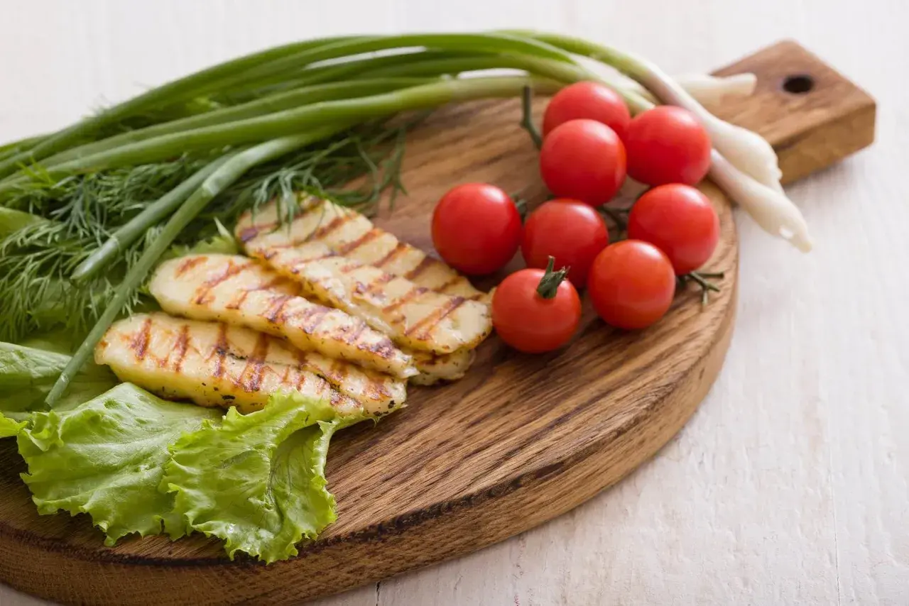Czy halloumi jest zdrowy? Odkryj jego zalety i zagrożenia dla zdrowia