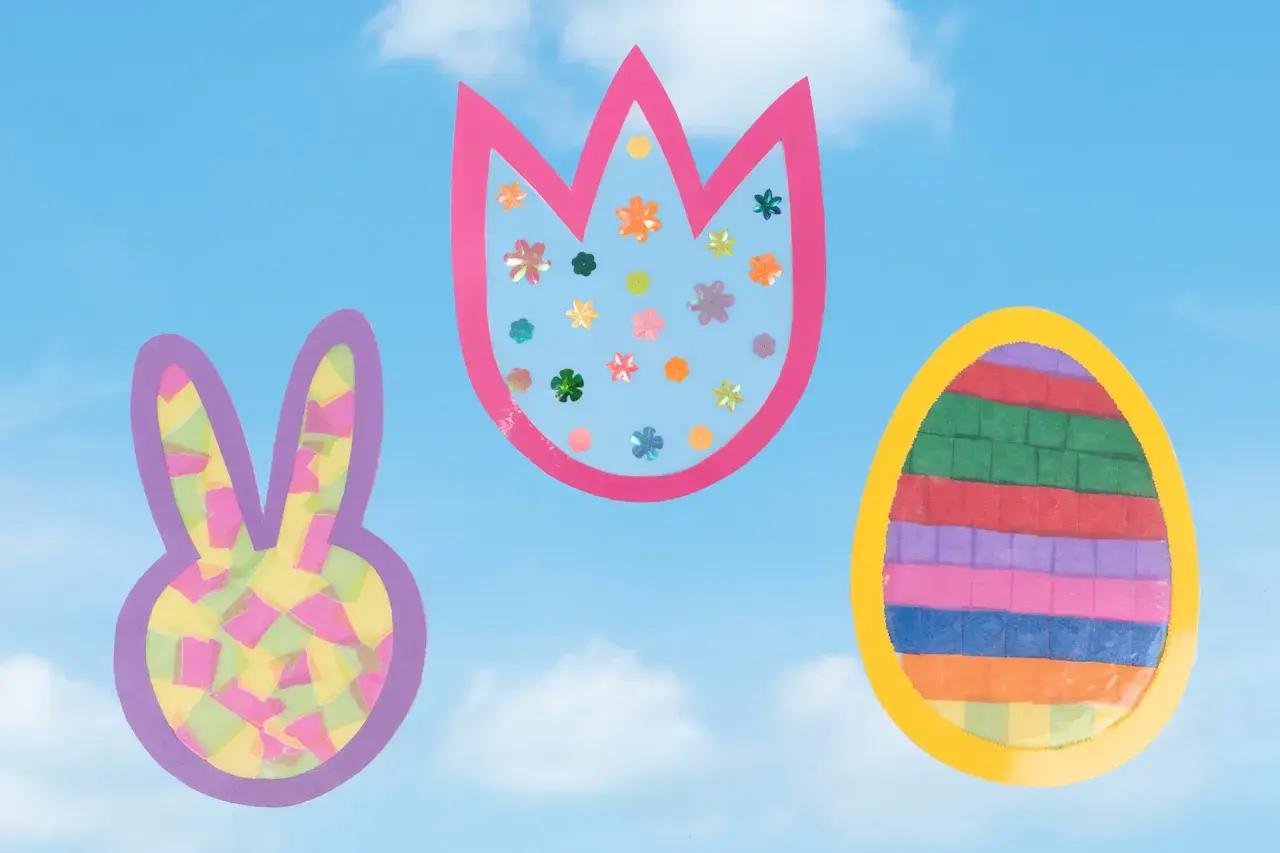 Bunte Fensterbilder Ostern Vorlagen: Hase, Tulpe & Ei vor blauem Himmel mit Wolken. Perfekt zum Basteln!