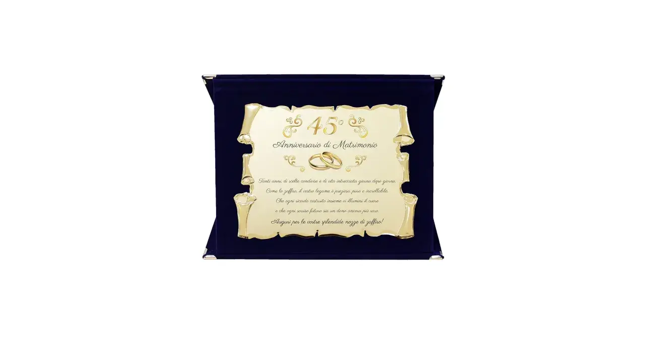Złota tablica z napisem "45° Anniversario di Matrimonio" i obrączkami, na granatowym tle. Gratulacje z okazji 45 rocznicy ślubu.