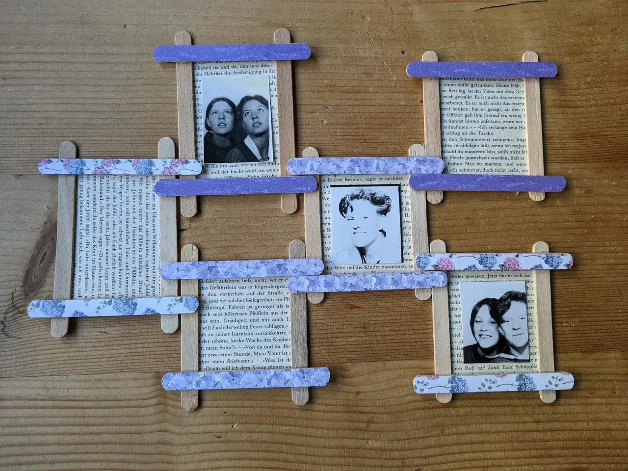 Selbstgemachte Bilderrahmen aus Papier basteln Vorlage: Holzstäbchen und bedrucktes Papier umrahmen Fotos.
