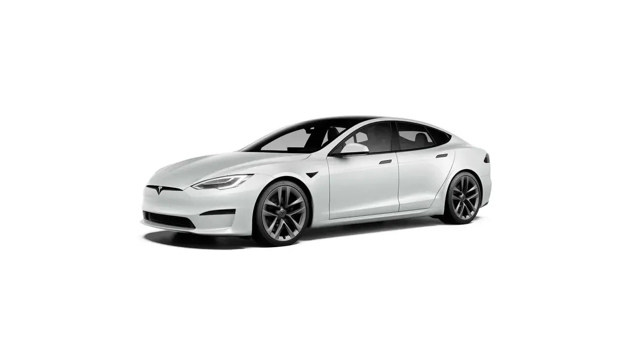 Biała Tesla Model S na białym tle. Sprawdź aktualną tesla cena i możliwości tego elektrycznego sedana.