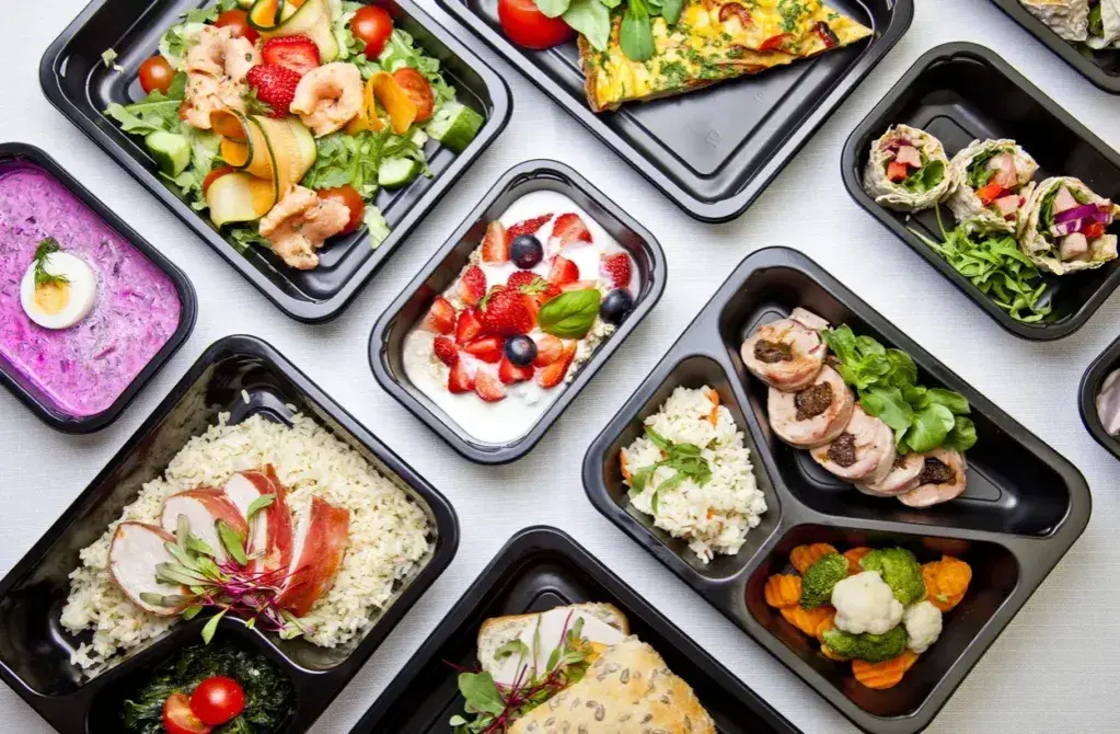 Catering dietetyczny: Jak wybrać idealny i nie żałować?