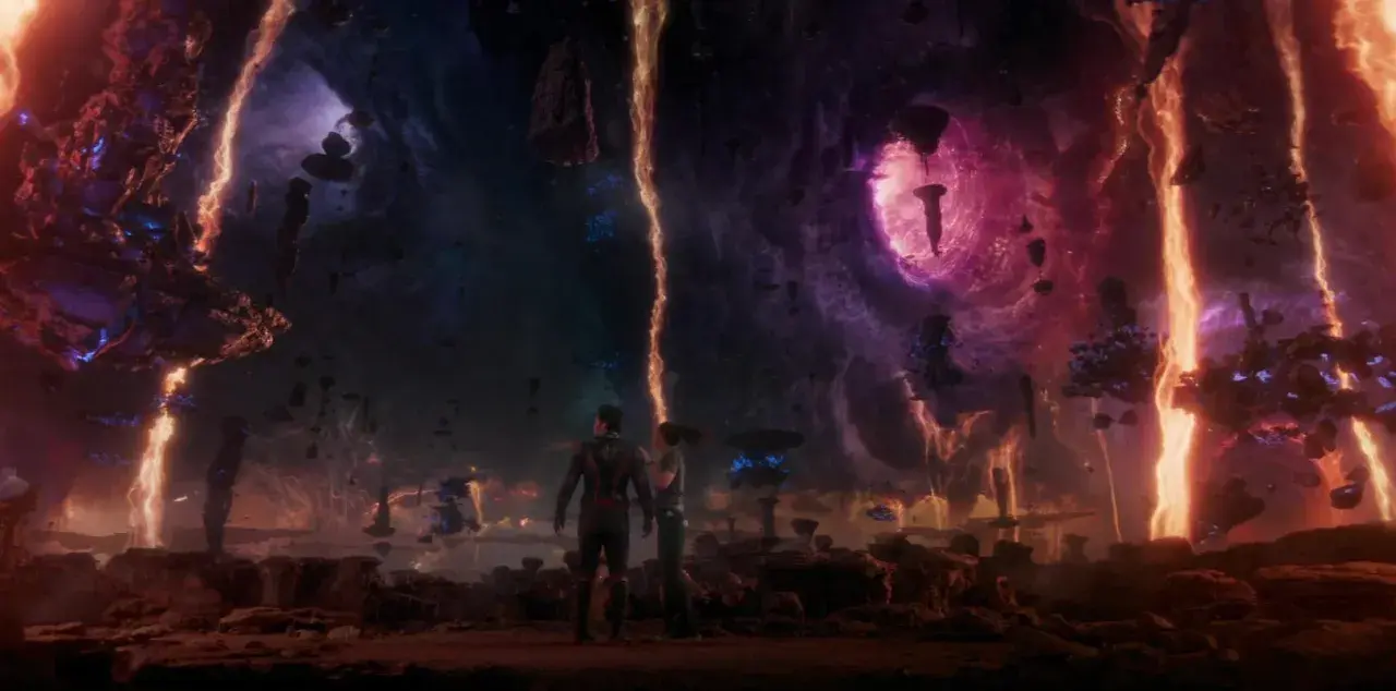 Deux explorateurs contemplent un paysage étrange et vibrant, des colonnes de feu et de lumière traversent un ciel tourbillonnant de violet et de noir. Ils sont au bord du royaume quantique.