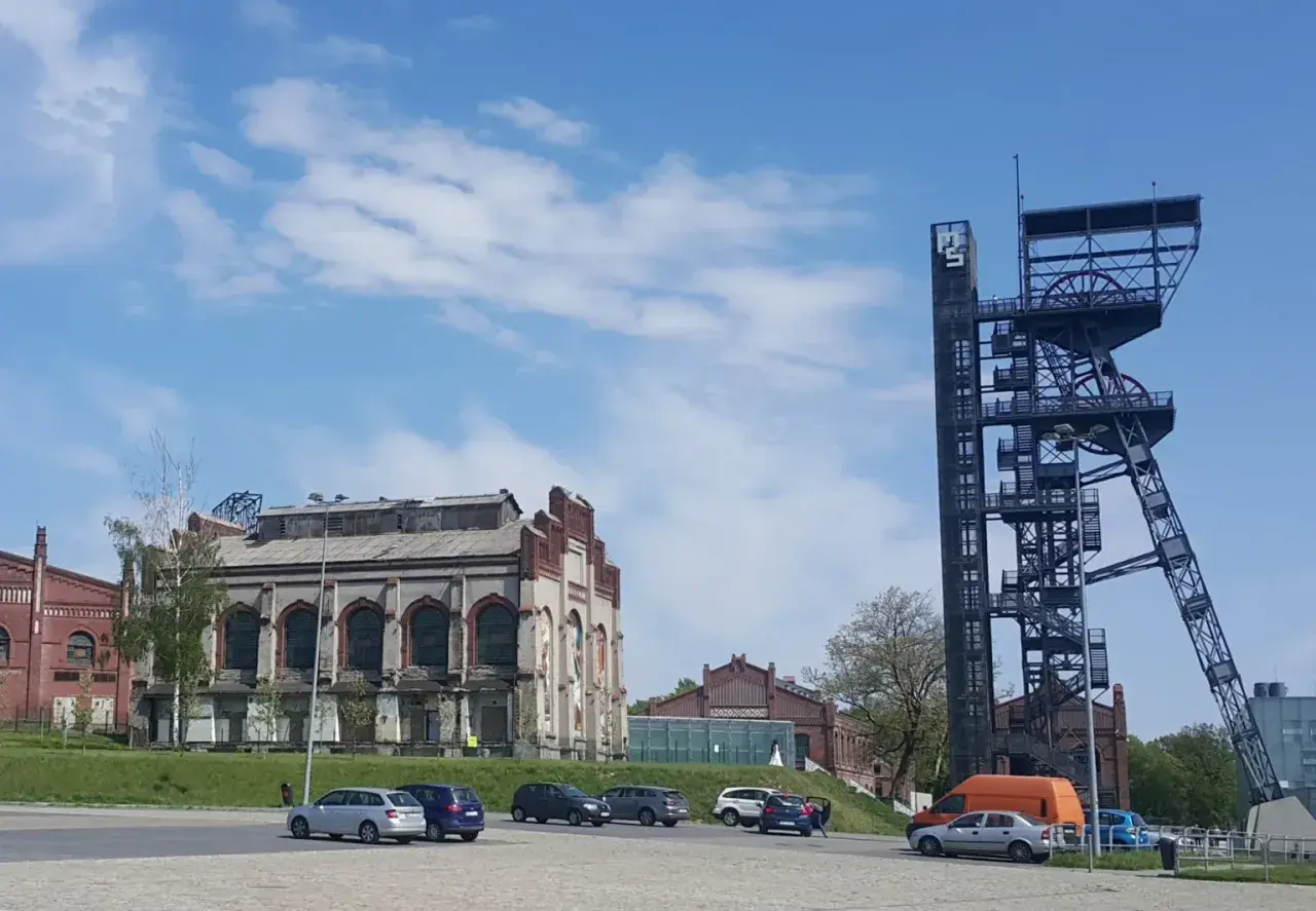 Dawne szyby kopalniane w Katowicach, przypominające o historii górnictwa, kontrastują z nowoczesnymi budynkami. Wrocław też ma swoje ciekawe miejsca.
