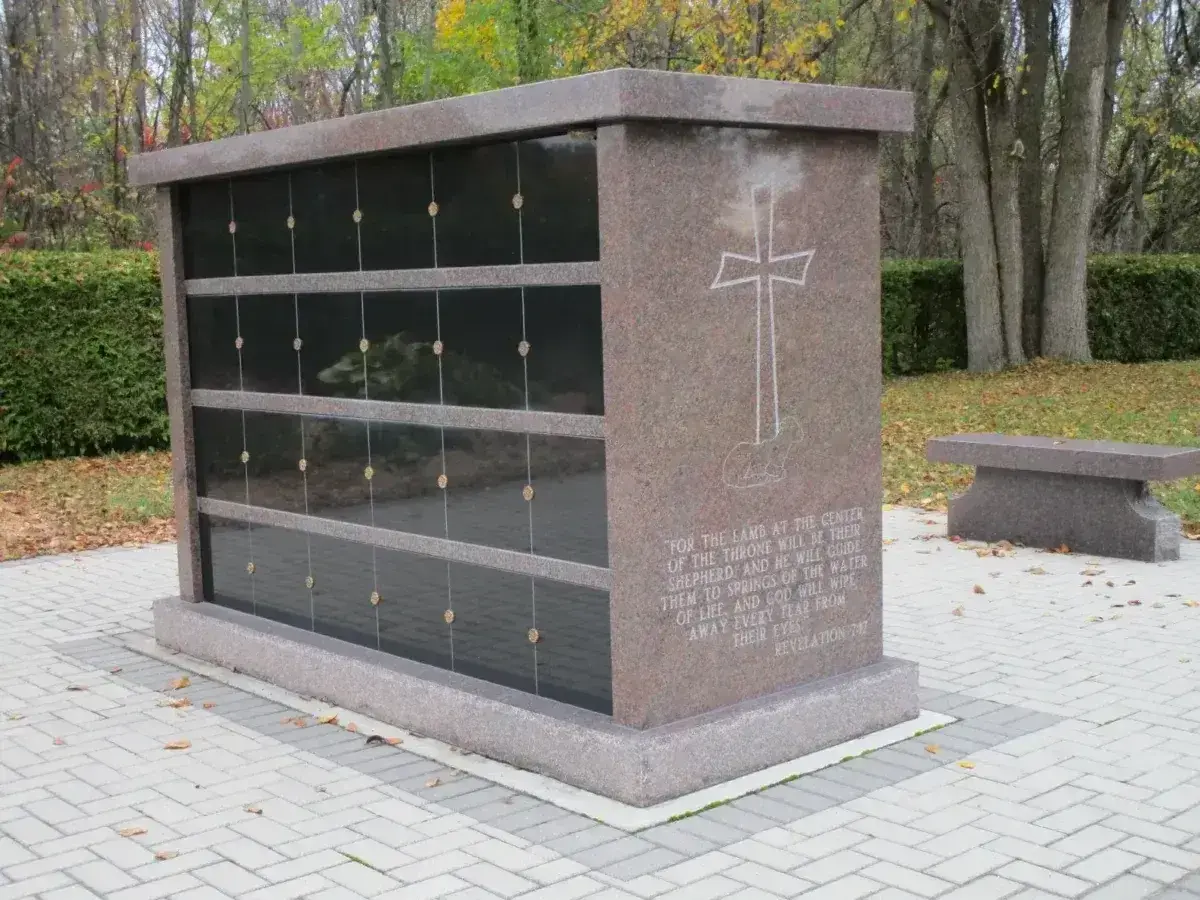 Mauzoleum z miejscami na urny. Czy można samemu przewieźć prochy zmarłego? Warto sprawdzić przepisy.