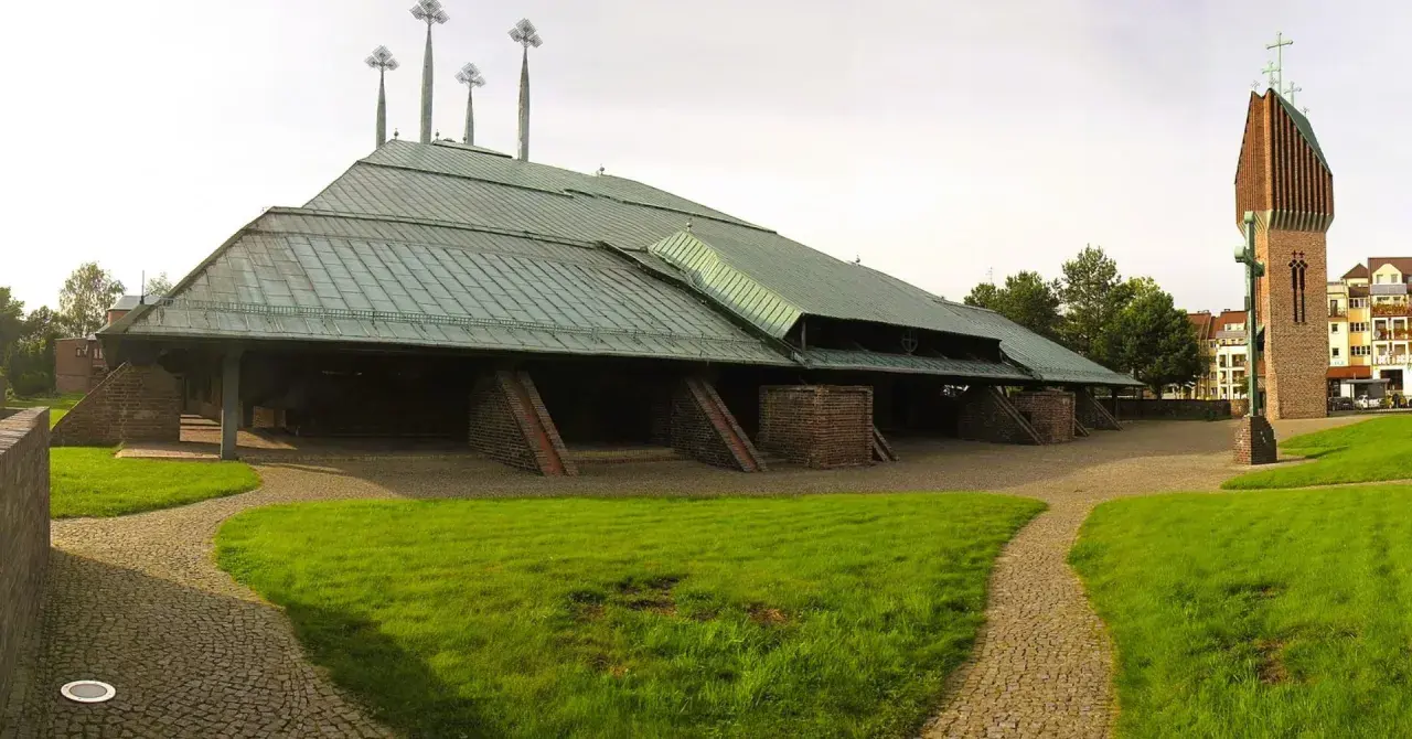 Kościół o nietypowej, rozłożystej bryle z zielonym dachem i ceglaną wieżą. Czy to jeden z najbrzydszych kościołów w Polsce?