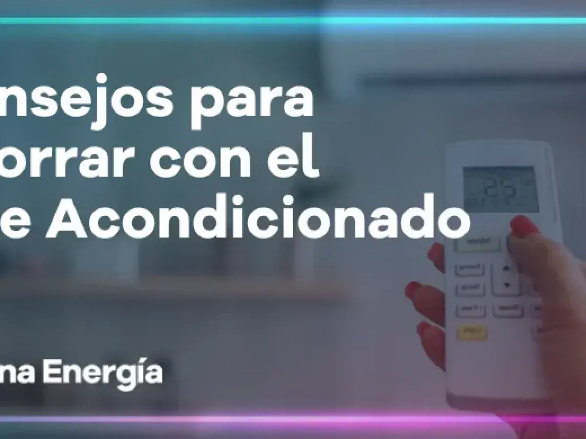 Consejos para ahorrar con el aire acondicionado en modo verano. Una mano sostiene el control remoto, mostrando la temperatura.