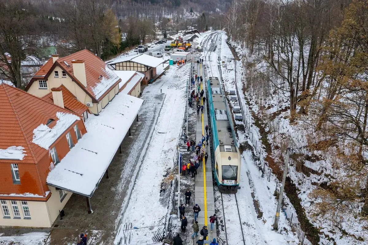 Zimowa stacja PKP w Świeradowie-Zdroju. Pociąg czeka na pasażerów. Jak dojechać PKP? Tu znajdziesz odpowiedź.