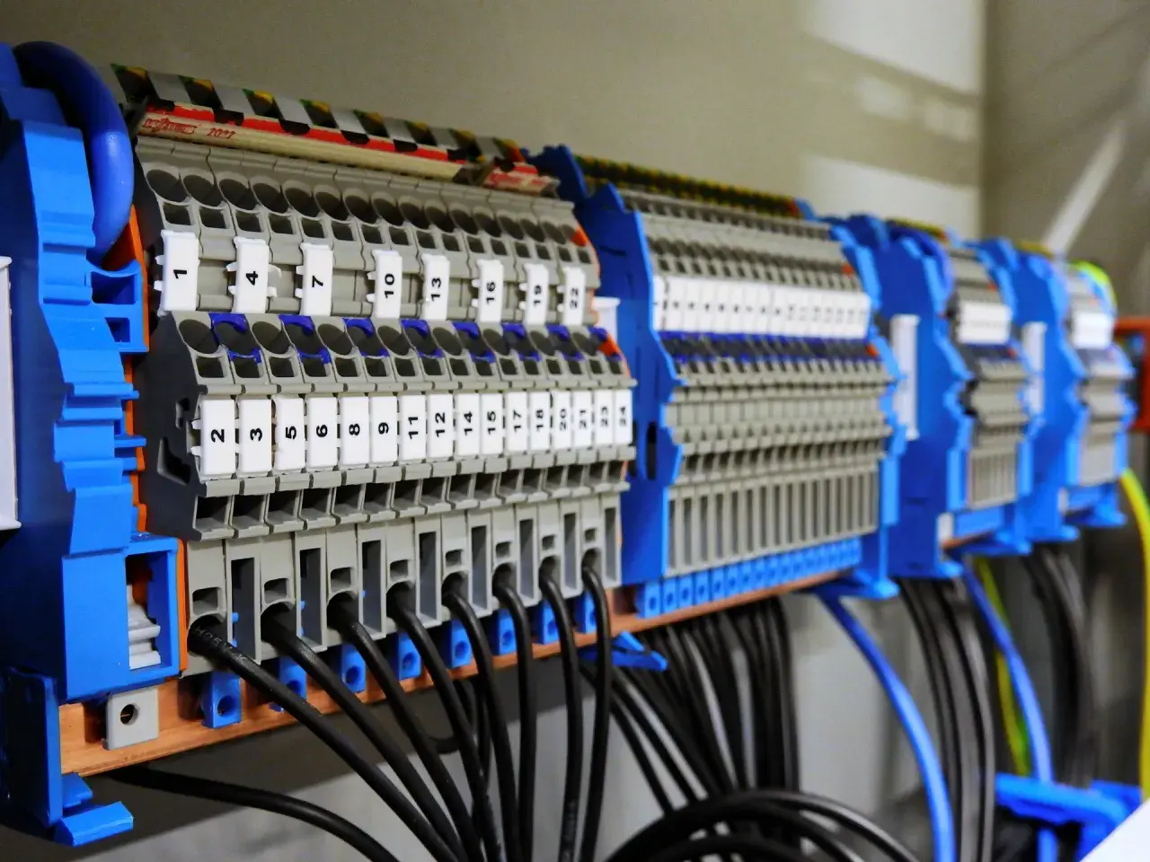 Czy rozdzielnia elektryczna może być w kotłowni? Sprawdź bezpieczeństwo!