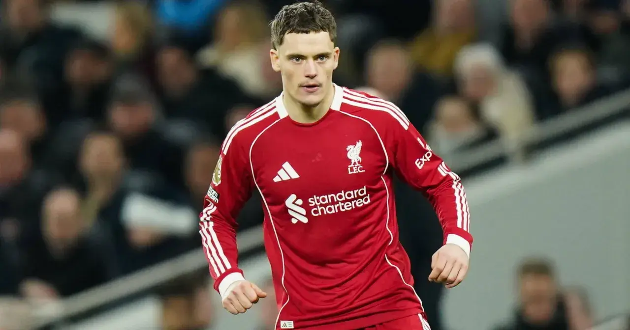Piłkarz Liverpoolu w czerwonej koszulce, gotowy do gry. Jego determinacja może wpłynąć na rankingi Liverpoolu.