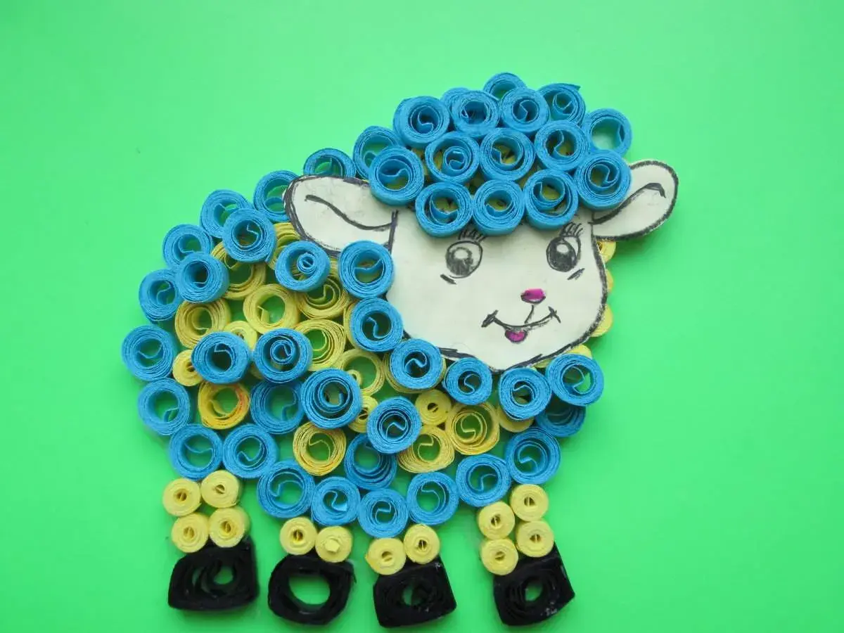 Oveja de quilling azul y amarilla, ideal para juegos manualidades 10 años. ¡Un proyecto divertido y creativo!