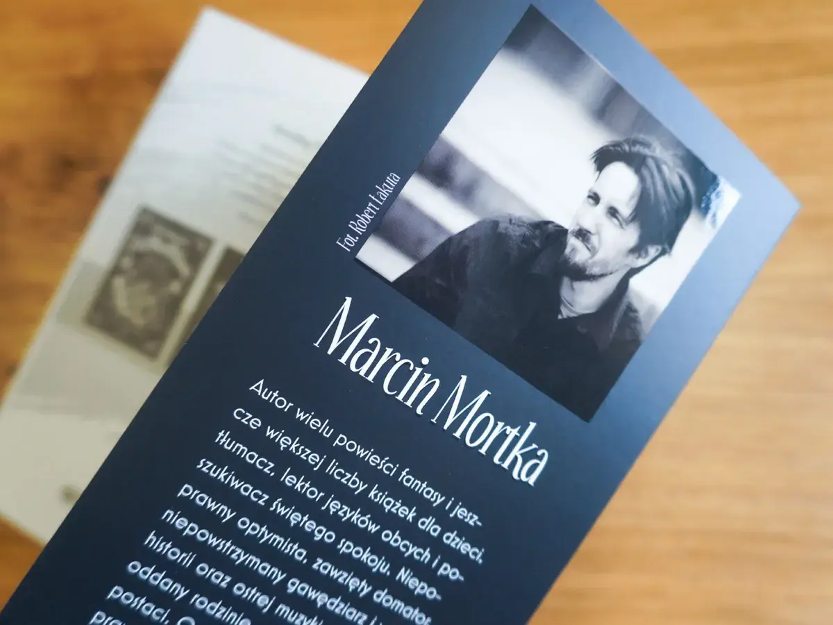 Okładka książki Marcina Mortki. Choć nie ma tego złego, co by na dobre nie wyszło, to ta okładka zapowiada ciekawe historie.
