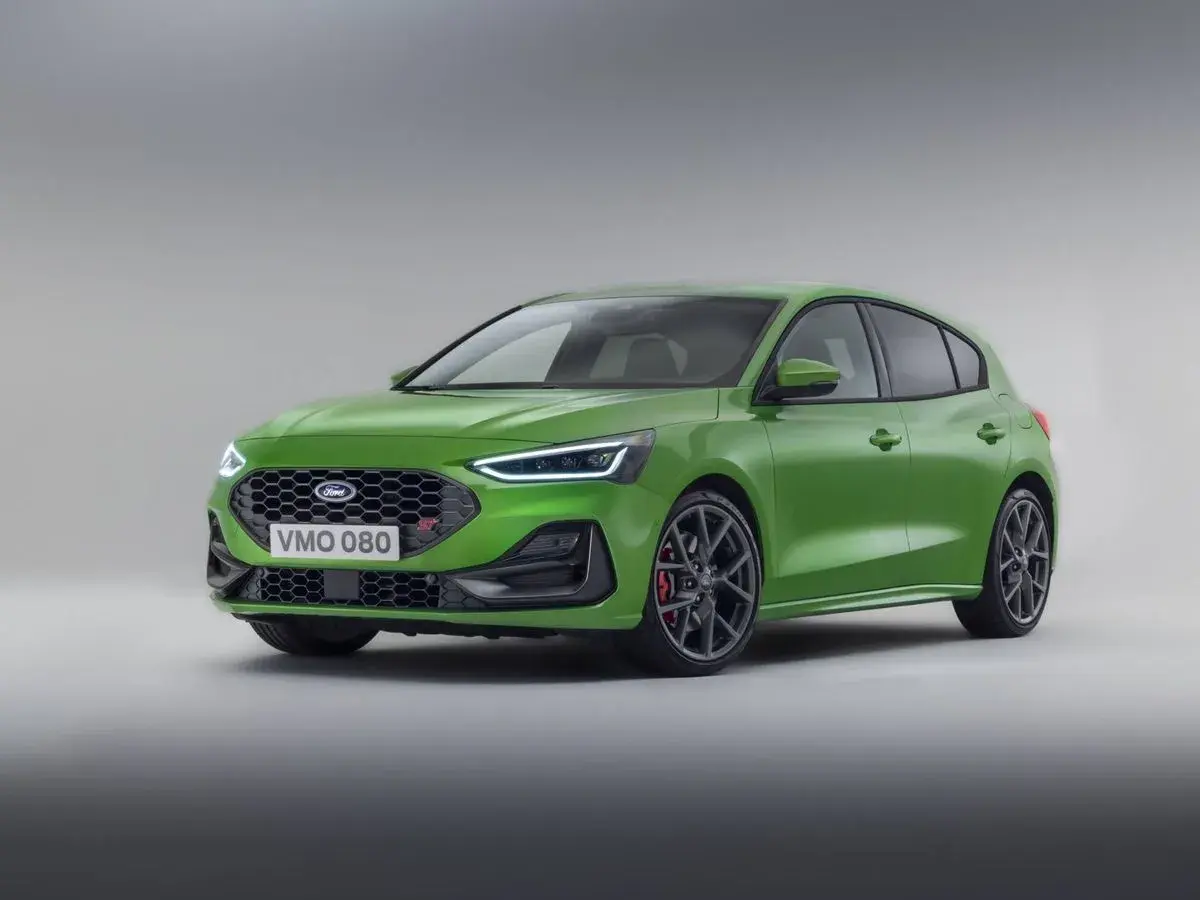 Ford Focus verde con motor 1.0 Ecoboost 125 CV. Opiniones sobre su rendimiento y eficiencia.