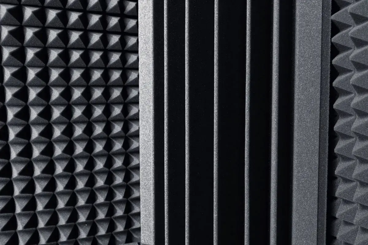Pannelli in schiuma con texture diverse, ideali come materiale per isolamento acustico in studi di registrazione o ambienti che richiedono silenzio.