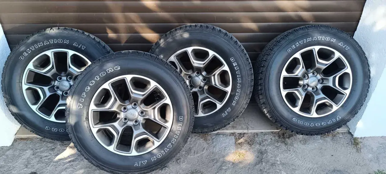 Cztery koła do Jeep Cherokee Trailhawk z felgami i oponami Firestone Destination A/T.
