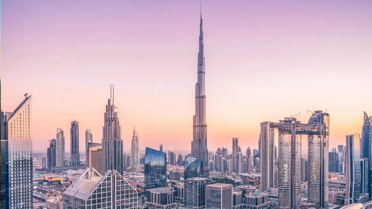 Panorama Dubaju o zachodzie słońca. Najwyższy wieżowiec, Burdż Chalifa, ma 163 piętra.
