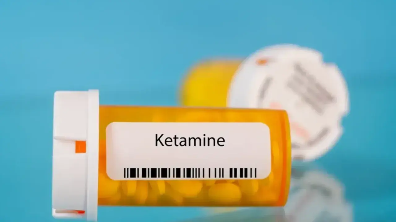 Lek ketamina co to? Pomarańczowa buteleczka z tabletkami i etykietą "Ketamine".