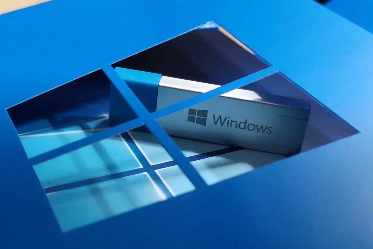 Pendrive z logo Windows, gotowy do instalacji Windows 10.