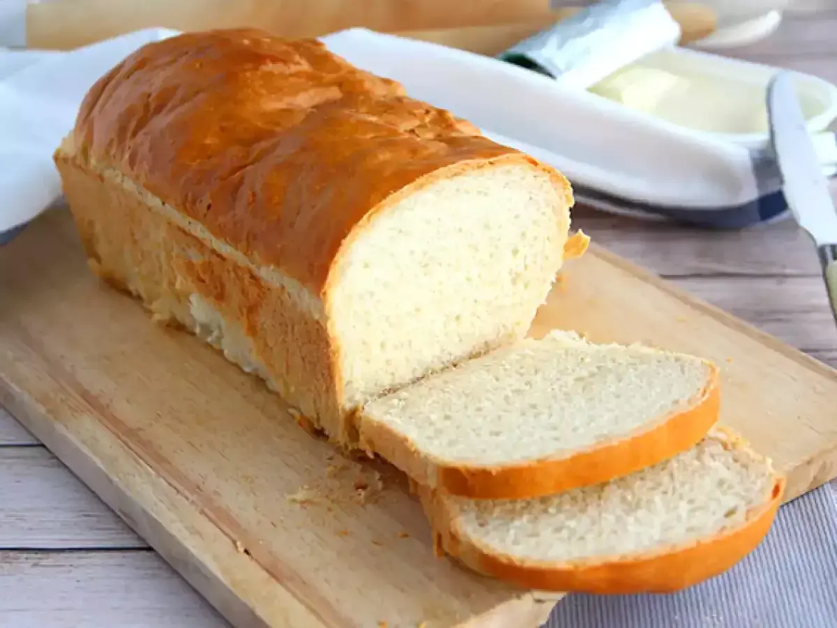 Pain de mie maison doré, parfait pour une recette facile et rapide sans machine. Idéal pour tartiner !