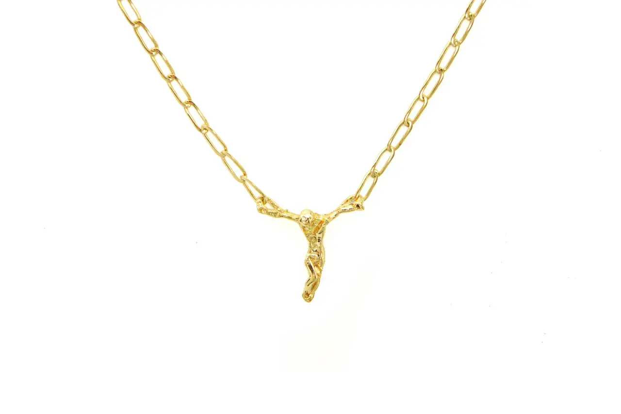 Collar de oro con un Cristo crucificado, inspirado en el estilo de Dalí.