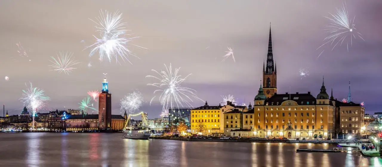 Feuerwerk erhellt den Himmel über Stockholm, während die Stadt den Jahreswechsel feiert.