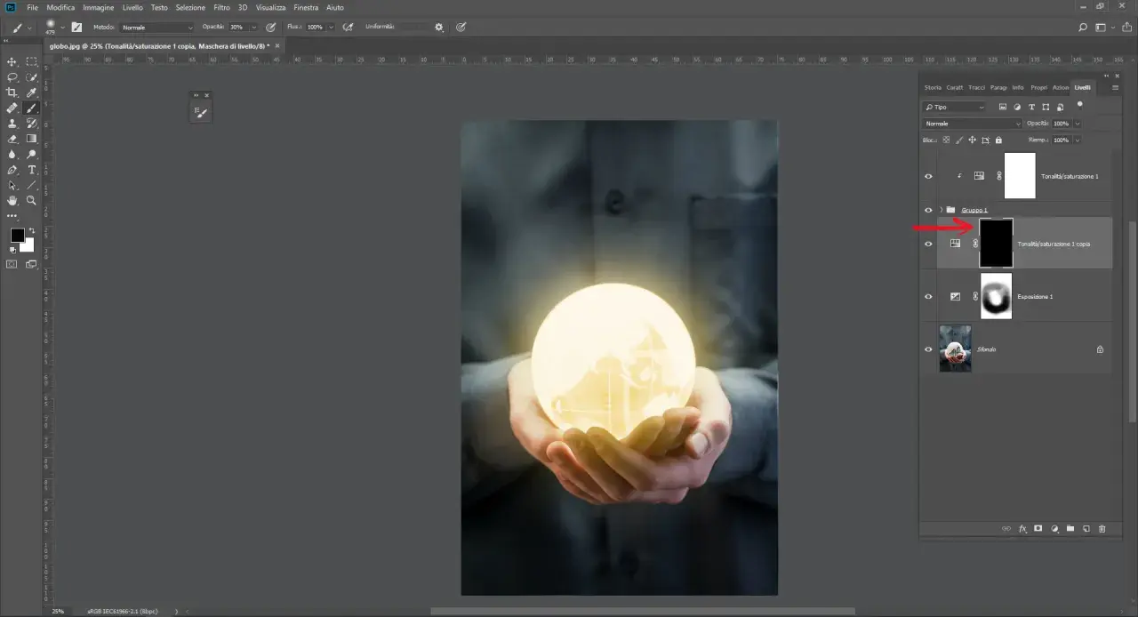 Mani che sorreggono un globo luminoso. Photoshop: effetti di luce non funzionano, maschera di livello nera su "Tonalità/saturazione 1 copia".