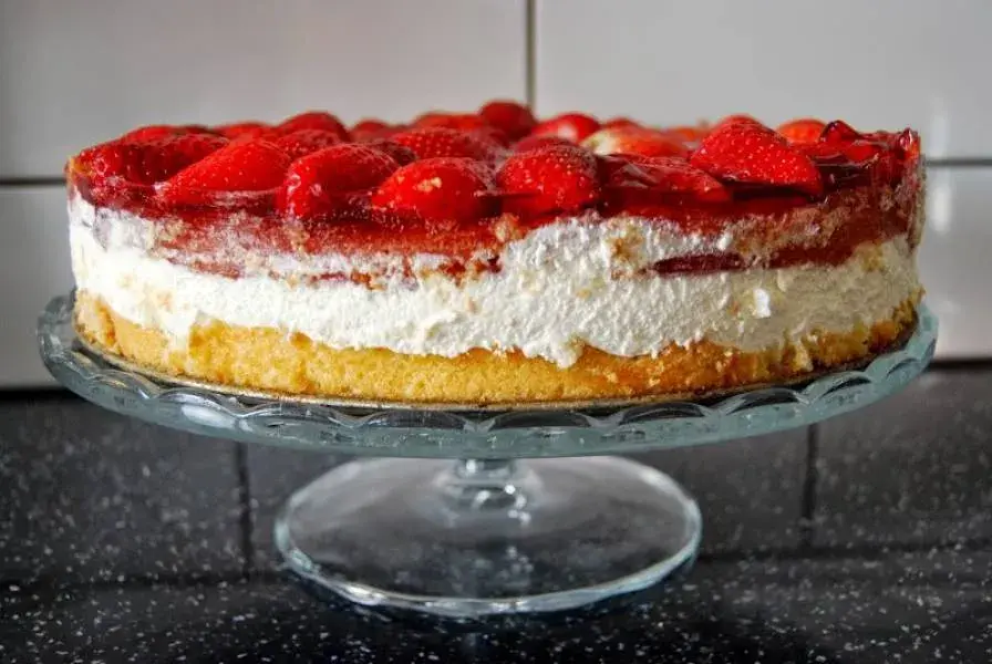 Pyszne ciasto biszkoptowe z bitą śmietaną. Prosty przepis krok po kroku