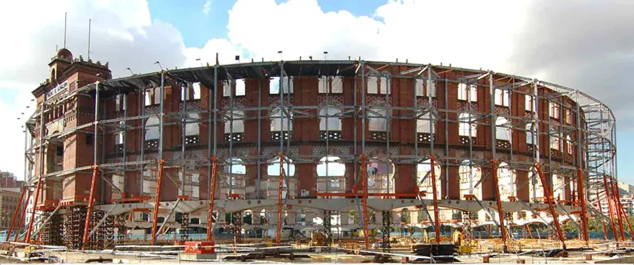 La antigua plaza de toros de la plaza España de Barcelona, ahora en proceso de reforma, luce una estructura metálica exterior.