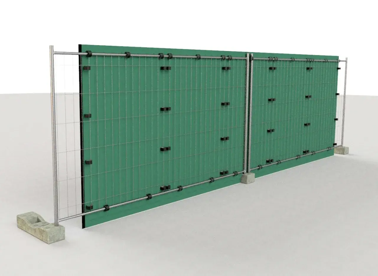Barriera suono verde, composta da pannelli modulari con rete metallica e fissaggi neri, ancorata a blocchi di cemento.