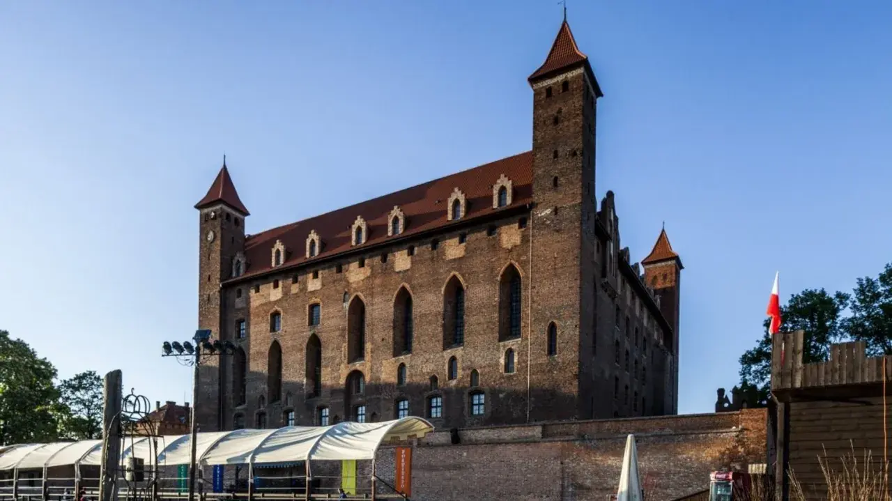 Zamek w Gniewie, imponująca ceglana twierdza z czerwonymi dachami, zaprasza do odkrywania jego tajemnic. Ciekawostki o zamku czekają!
