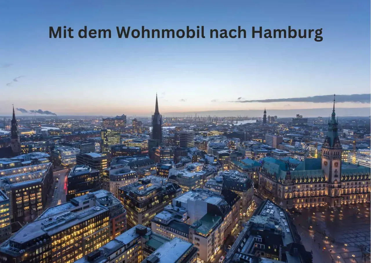 Hamburg im Sommer bei Dämmerung, beleuchtete Stadtansicht mit Rathaus und Elbphilharmonie.
