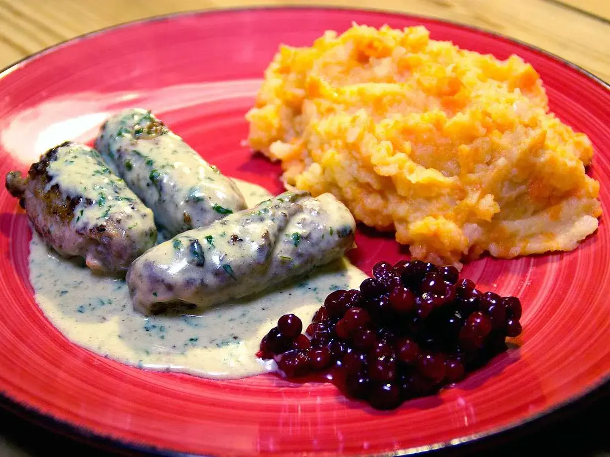 Tre korvar med gräddsås, rotmos och lingon. Ett klassiskt svenskt rotmos recept.