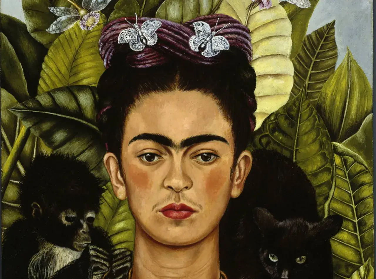 Frida Kahlo, con farfalle tra i capelli, circondata da foglie lussureggianti, un cerbiatto e un gatto nero. Queste immagini di Frida Kahlo sono iconiche.