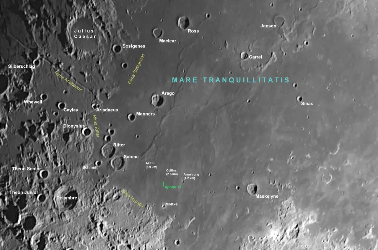 Mapa Księżyca z zaznaczonym miejscem lądowania Apollo 11 na Morzu Spokoju. Widoczne kratery: Julius Caesar, Sosigenes, Arago, Sabine, Moltke.