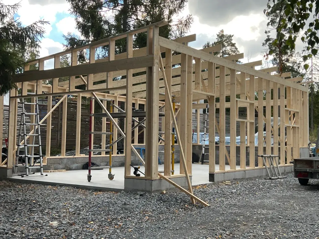 Trästomme till ett garage under uppbyggnad. Grunden är gjuten och stommen reses, vilket ger en bra uppfattning om bygga garage kostnad.