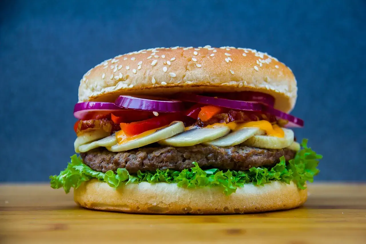 Jak usmażyć burgera na patelni, aby był soczysty i smaczny