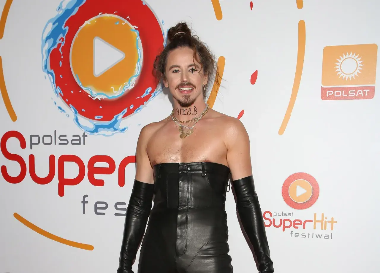 Szpaku w skórzanej stylizacji na SuperHit Festiwal. Fani już czekają na szpaku koncerty 2025!