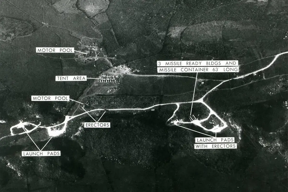 Luftaufnahme einer Militärbasis, die auf die Operation Anadyr hinweist. Zu sehen sind Raketenabschussrampen, Errichtungsgeräte, ein Zeltlager und ein Fuhrpark.