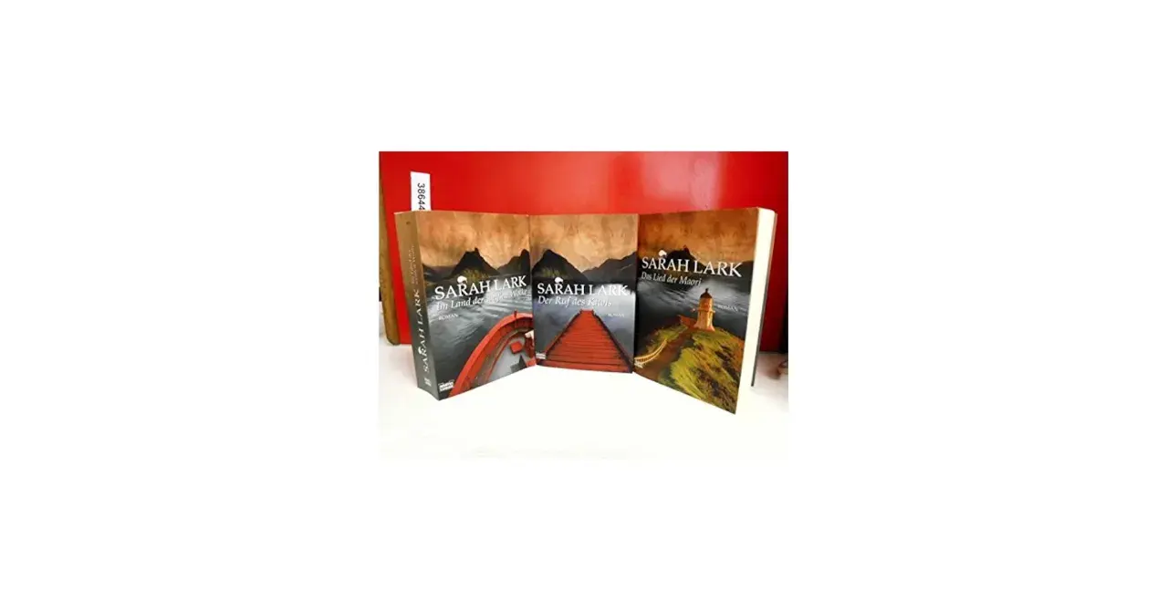 Drei Bücher von Sarah Lark, die Geschichten aus Neuseeland erzählen. Die Einbände zeigen dramatische Landschaften mit Brücken und Leuchttürmen.