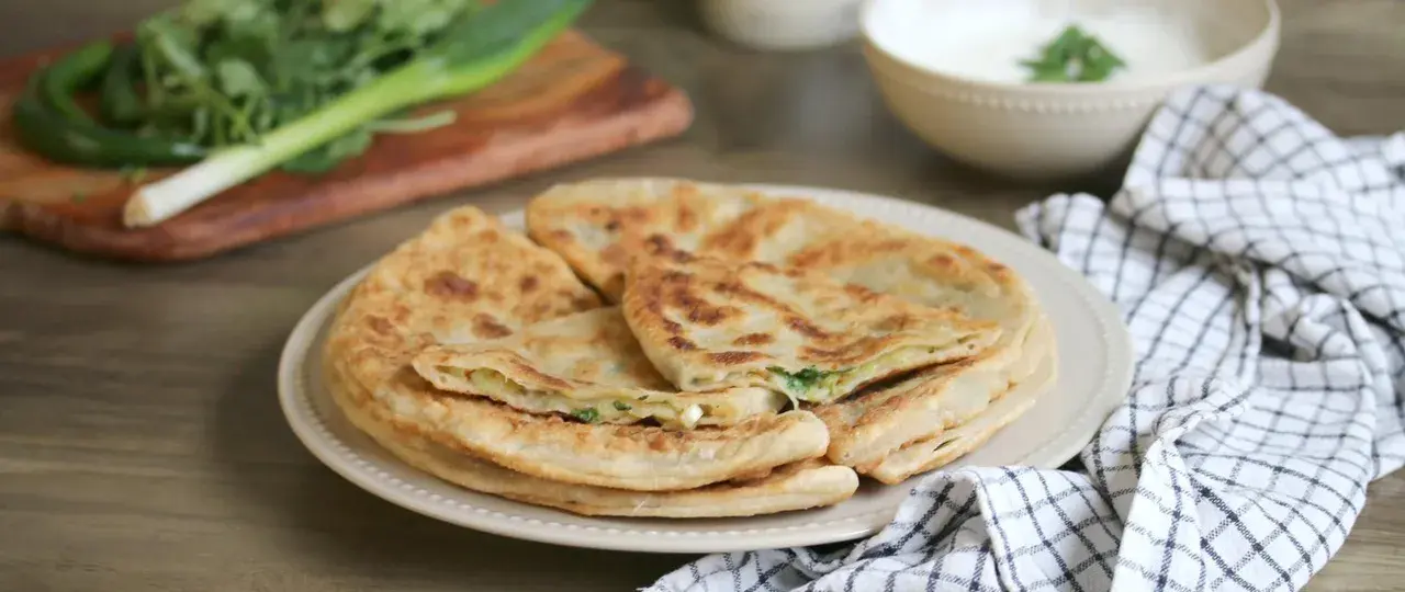 Färska, gyllene bolani med en smakrik fyllning. Ett perfekt bolani recept för en god måltid.