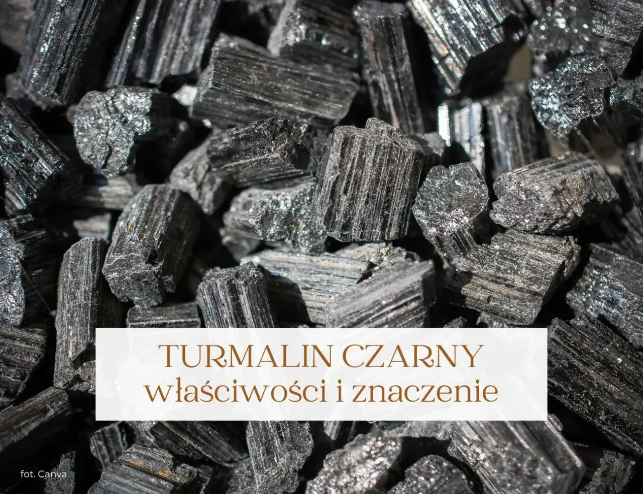 Grupka surowych kryształów turmalinu czarnego, błyszczących w świetle. Kamienie te znane są ze swoich właściwości ochronnych.