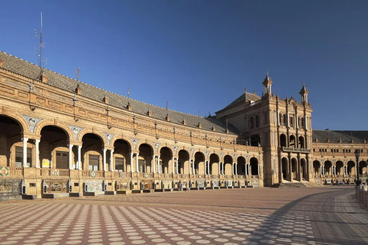 Die Plaza de España in Sevilla, ein Ort, der an Star Wars erinnert, mit ihren Bögen und dem weiten Platz.
