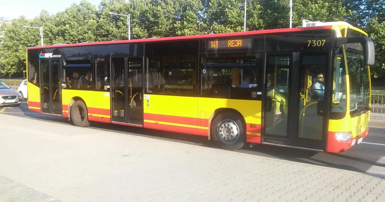 Autobus MPK Wrocław linii 141 "REJA" to świetny sposób, jak dojechać na Bielany Wrocławskie.