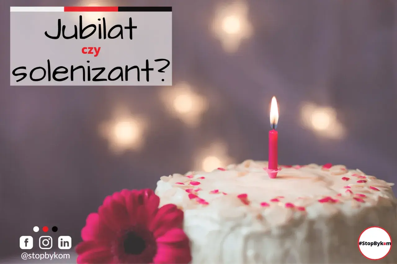Tort urodzinowy z jedną świeczką i kwiatami. Czy to jubilat, czy solenizant? #StopByKom