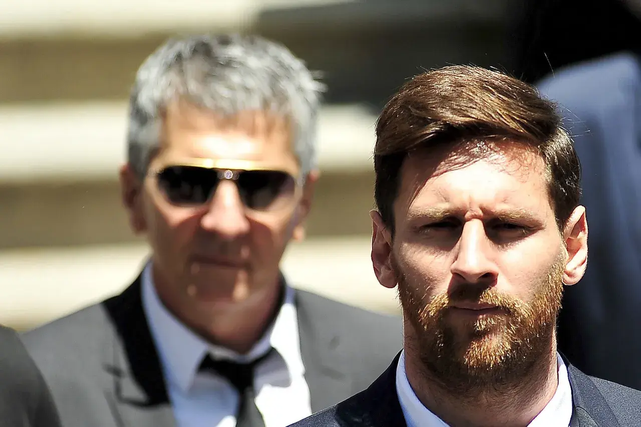 Jorge Messi, ojciec Leo Messiego, w okularach przeciwsłonecznych obok syna.