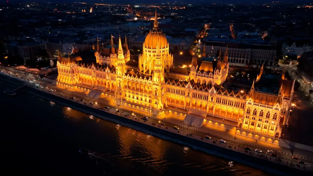 Budynek Parlamentu w Budapeszcie nocą, oświetlony na złoto. Idealne miejsce na Sylwestra, jeśli znajdziesz tanie loty na Sylwestra.