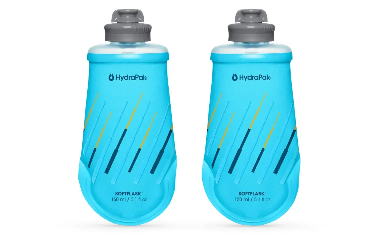 Dwie niebieskie butelki do biegania HydraPak Softflask 150 ml, idealne na długie trasy.