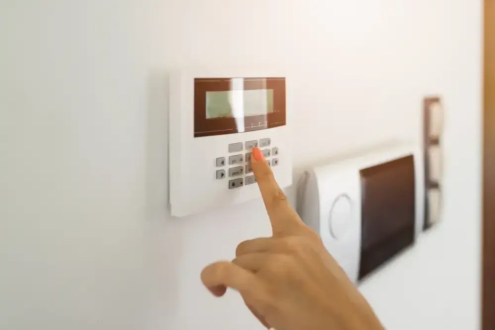 Alarm do mieszkania w bloku: Wybierz idealny system i zyskaj spokój