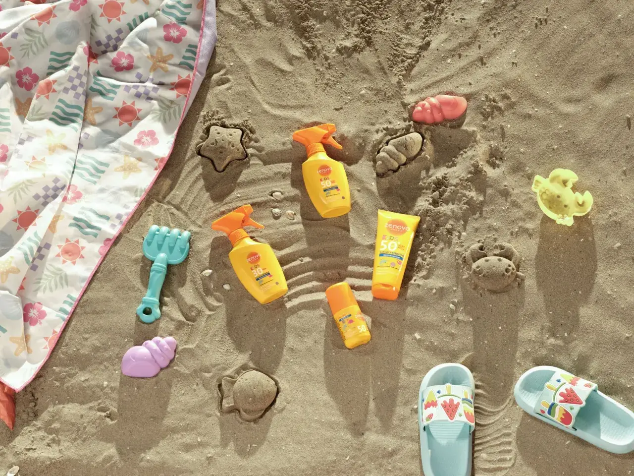 Co zabrać na plażę? Kremy z filtrem, ręcznik, łopatkę i foremki do piasku, by stworzyć wakacyjne wspomnienia.